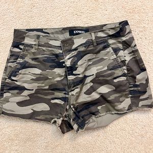 Express camo shorts size 10